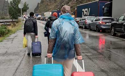 Kolejka pojazdów z rosyjskimi tablicami rejestracyjnymi w kierunku przejścia celnego Niżny Lars międ