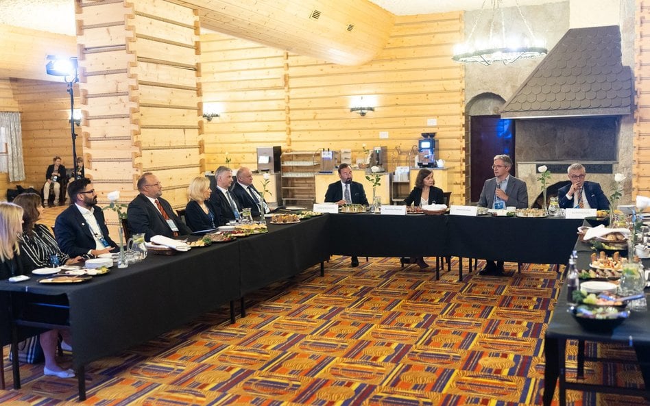 Zabezpieczenie leków krytycznych, inwestycje w badania kliniczne oraz nowoczesne strategie walki z n