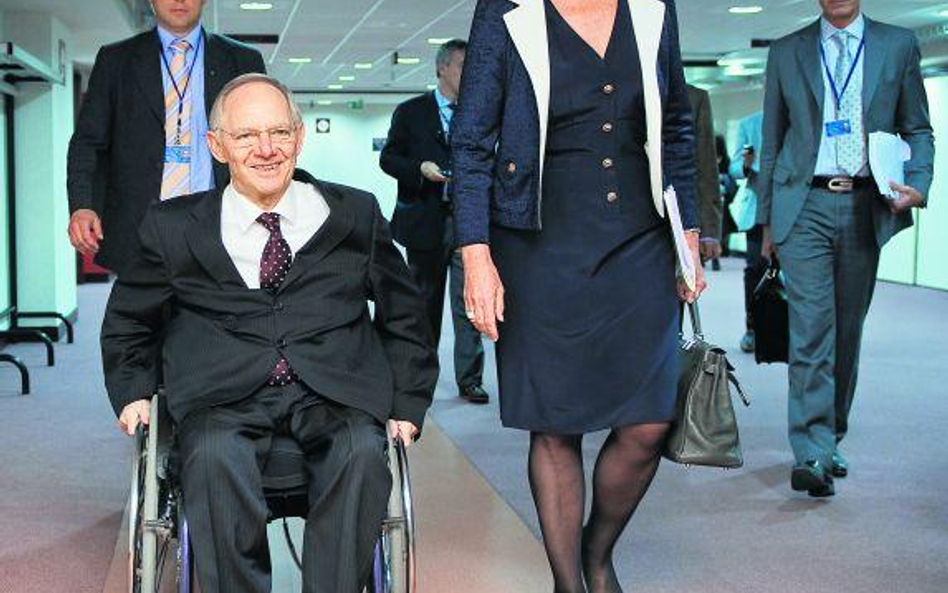 Niemiecki minister finansów Wolfgang Schaeuble i francuska minister Christine Lagarde w drodze z pią