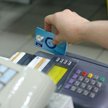 Z kartą zamiast gotówki może być taniej i wygodniej