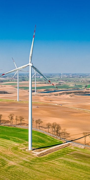 Mimo że farmy wiatrowe produkują tanią energię, potrzebują wsparcia. Na początku listopada dłuższy b