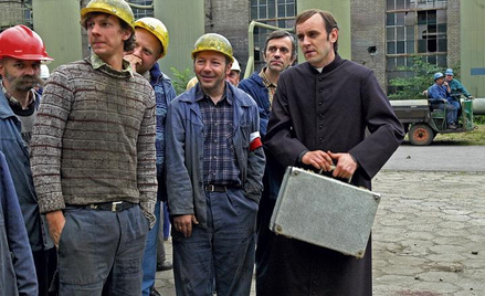 Ksiądz Jerzy w Hucie Warszawa: Wojciech Solarz, Zbigniew Zamachowski i Adam Woronowicz w scenie z fi