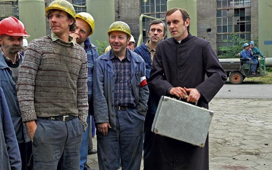 Ksiądz Jerzy w Hucie Warszawa: Wojciech Solarz, Zbigniew Zamachowski i Adam Woronowicz w scenie z fi