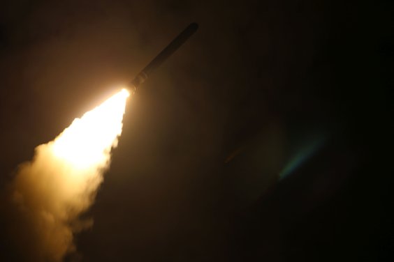 Pocisk Tomahawk wystrzelony z niszczyciela rakietowego USS Laboon