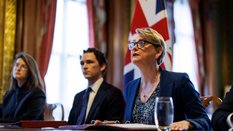 Brytyjska minister spraw zagranicznych Yvette Cooper (z prawej) podczas przemówienia otwierającego k