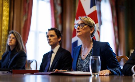 Brytyjska minister spraw zagranicznych Yvette Cooper (z prawej) podczas przemówienia otwierającego k