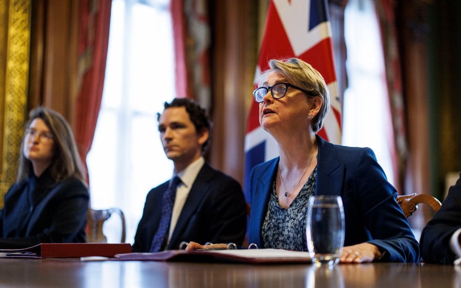 Brytyjska minister spraw zagranicznych Yvette Cooper (z prawej) podczas przemówienia otwierającego k