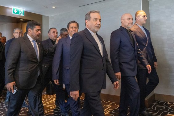Szef MSZ Iranu Abbas Araghczi oraz przewodniczący irańskiego parlamentu Mohamed Bagher Ghalibaf wśró