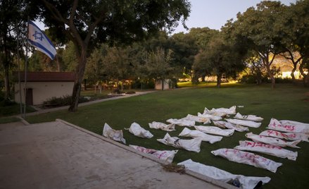 Ciała zabitych zgromadzone w kibucu Be'eri w pobliżu granicy ze Strefą Gazy