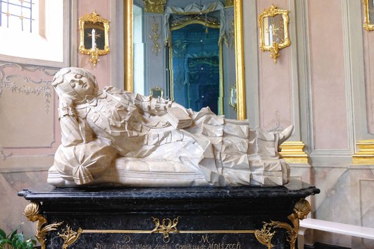XVIII-wieczny marmurowy sarkofag Marii Amalii z Brühlów, żony marszałka nadwornego koronnego Jerzego