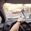 Pieszy rzeczywiście ma pierwszeństwo na przejściu, ale jednocześnie ma obowiązek zachować szczególną