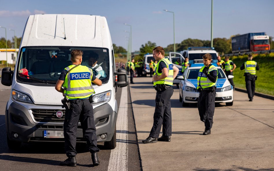 Funkcjonariusze niemieckiej policji federalnej w pobliżu Frankfurtu nad Odrą. Od 16 września 2024 ro