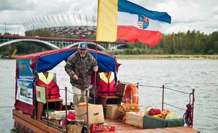 Andrzej Rytelewski na swojej tratwie wiozącej ziemniaki, gruszki, jabłka, papryki, pomidory i ogórki