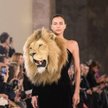 Irina Shayk podczas pokazu kolekcji Schiaparelli.