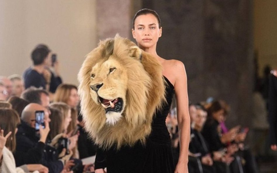Irina Shayk podczas pokazu kolekcji Schiaparelli.