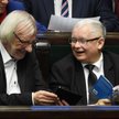 AP: Kaczyński w parlamencie czyta książkę o kotach