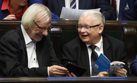 AP: Kaczyński w parlamencie czyta książkę o kotach