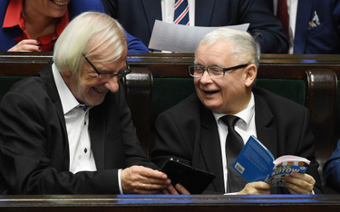 AP: Kaczyński w parlamencie czyta książkę o kotach