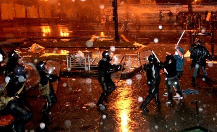 W Tbilisi w środę wieczorem pod parlamentem demonstrowało około tysiąca ludzi
