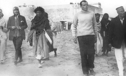 W Cape Juby pisarz (na pierwszym planie, w środku; zdjęcie z lat 30.) dobrze poznał Pustynię. 15 lat