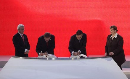 Lizbona, grudzień 2007 r. Premier Donald Tusk i minister spraw zagranicznych Radosław Sikorski podpi