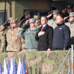 Prezydent Andrzej Duda (2P), minister obrony narodowej Antoni Macierewicz (P), ambasador USA w Polsc