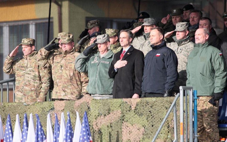 Prezydent Andrzej Duda (2P), minister obrony narodowej Antoni Macierewicz (P), ambasador USA w Polsc