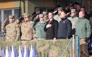 Prezydent Andrzej Duda (2P), minister obrony narodowej Antoni Macierewicz (P), ambasador USA w Polsc