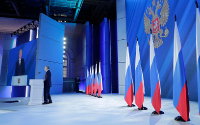 Samotny Władimir Putin przez 80 minut przemawiał do rosyjskiej elity politycznej