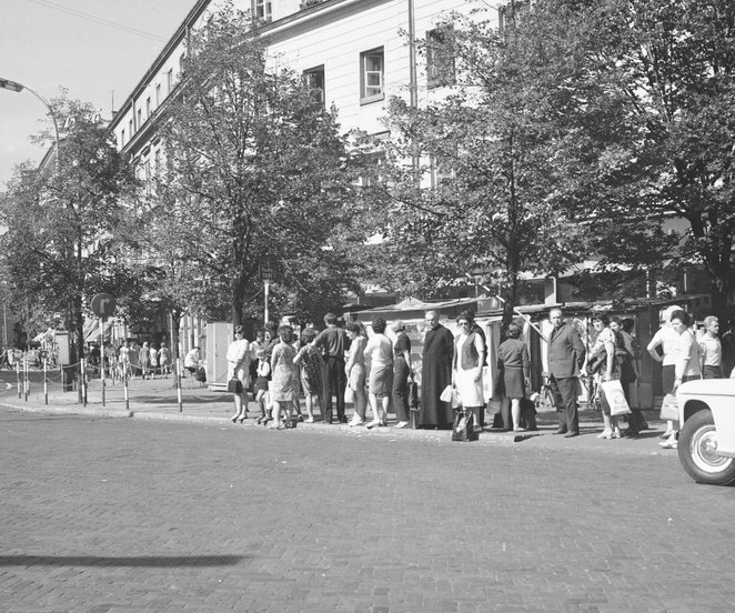 Pełen egalitarym – stoją kobiety z zakupami, czeka ksiądz i panowie z biura. Wszyscy zaś zastanawiaj