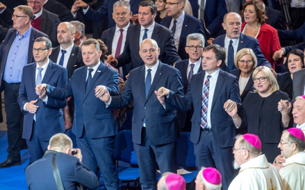 Z co najmniej 17,5 mld zł, 16,5 mld zł otrzymał Kościół katolicki i związane z nim organizacje. Na z