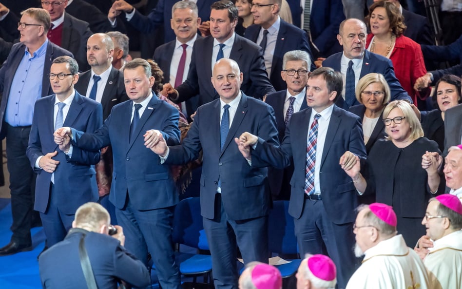 Z co najmniej 17,5 mld zł, 16,5 mld zł otrzymał Kościół katolicki i związane z nim organizacje. Na z