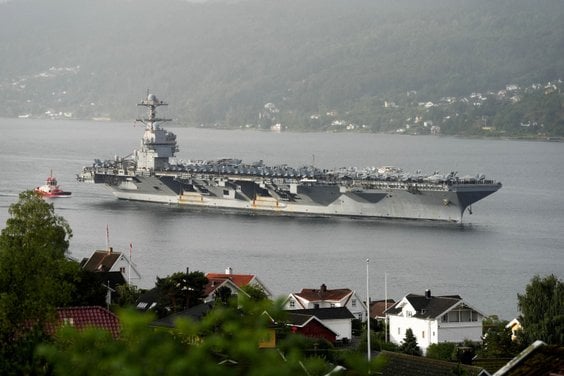 Amerykański lotniskowiec USS Gerald R. Ford, fotografia wykonana 12 września u wybrzeży Norwegii