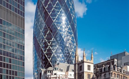 Wieżowiec 30 St. Mary Axe przez mieszkańców Londynu zwany „Ogórkiem”