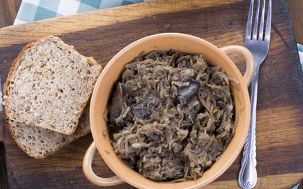 Polska klasyka kulinarna to kapusta z grzybami.