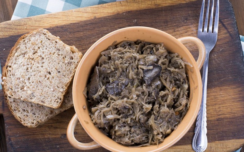 Polska klasyka kulinarna to kapusta z grzybami.