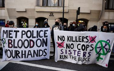 Demonstracja przed sądem w Londynie, gdzie odbywał się proces Wayne'a Couzensa
