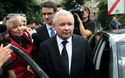 Prezes PiS przekłada wybory szefów regionów i jedzie w Polskę