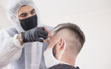 Salony fryzjerskie w czasie koronawirusa: trzeba spełnić warunki, by przyjmować klientów