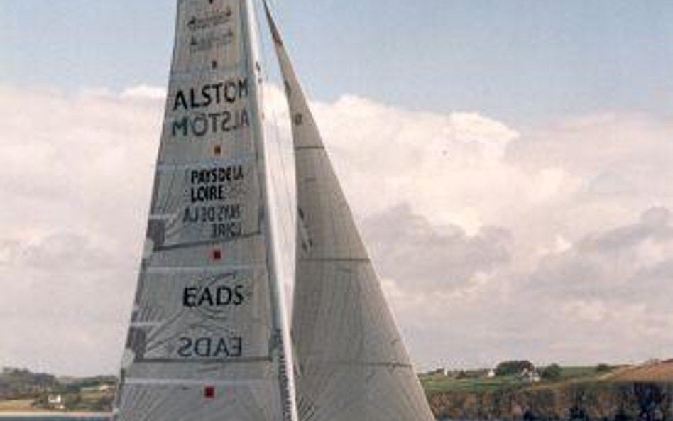 Trimaran Hydroptere Alaina Thebault prześcignie wiatr