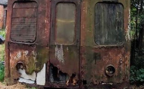 Front wagonu-makiety jest mocno skorodowany, wciąż jednak zawiera elementy ułatwiające jego identyfi