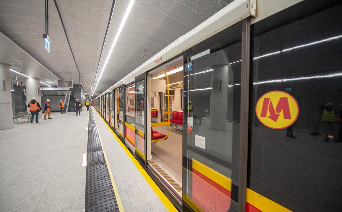 Metro nie kursuje od Słodowca do stacji Centrum. „Podejrzenie, iż coś się pali”