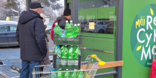 Oszuści podmeniają puszki w automatach kaucyjnych — luka w systemie zwrotu