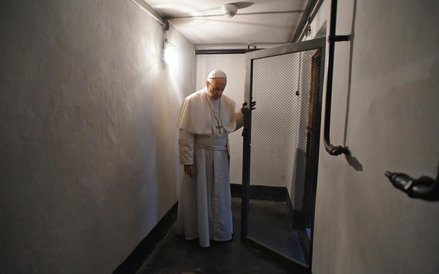 11. Papież Franciszek w celi ojca Maksymiliana Kolbe w Auschwitz