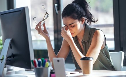 Regularne wydłużanie godzin pracy (zwłaszcza powyżej 52 godzin tygodniowo) wiąże się z istotnymi zmi