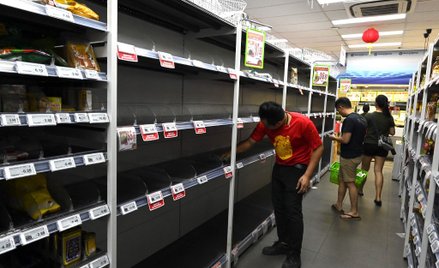 Panika w Singapurze. Puste półki w sklepach