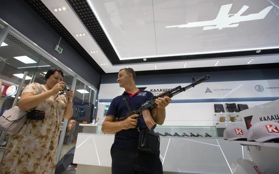 Kałasznikow ma broń na terrorystów