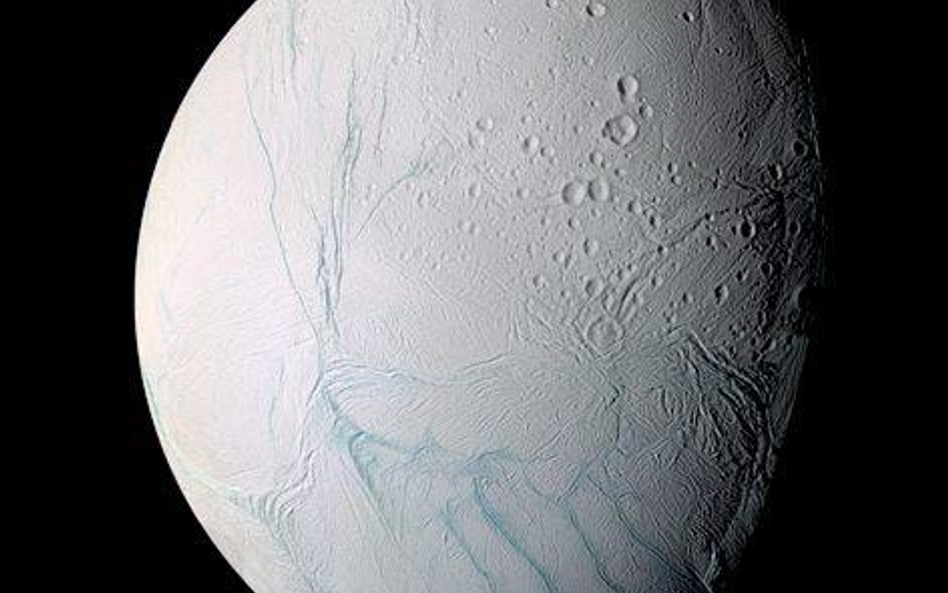 Enceladus ma ogromny ocean pod lodową skorupą. Wykryto w nim cząstki organiczne