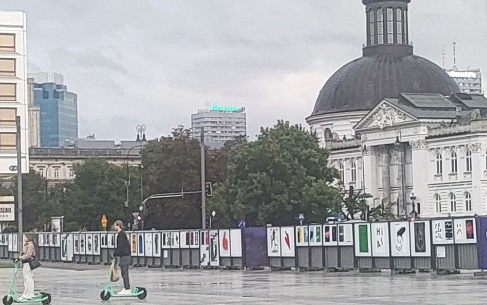 Plenerowa wystawa plakatu na Pl. Piłsudskiego dostępna jest przez całą dobę