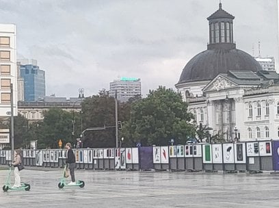 Plenerowa wystawa plakatu na Pl. Piłsudskiego dostępna jest przez całą dobę